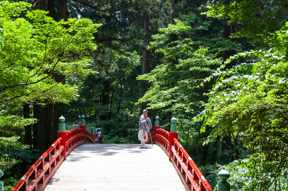 随神門近くの祓川の赤い橋