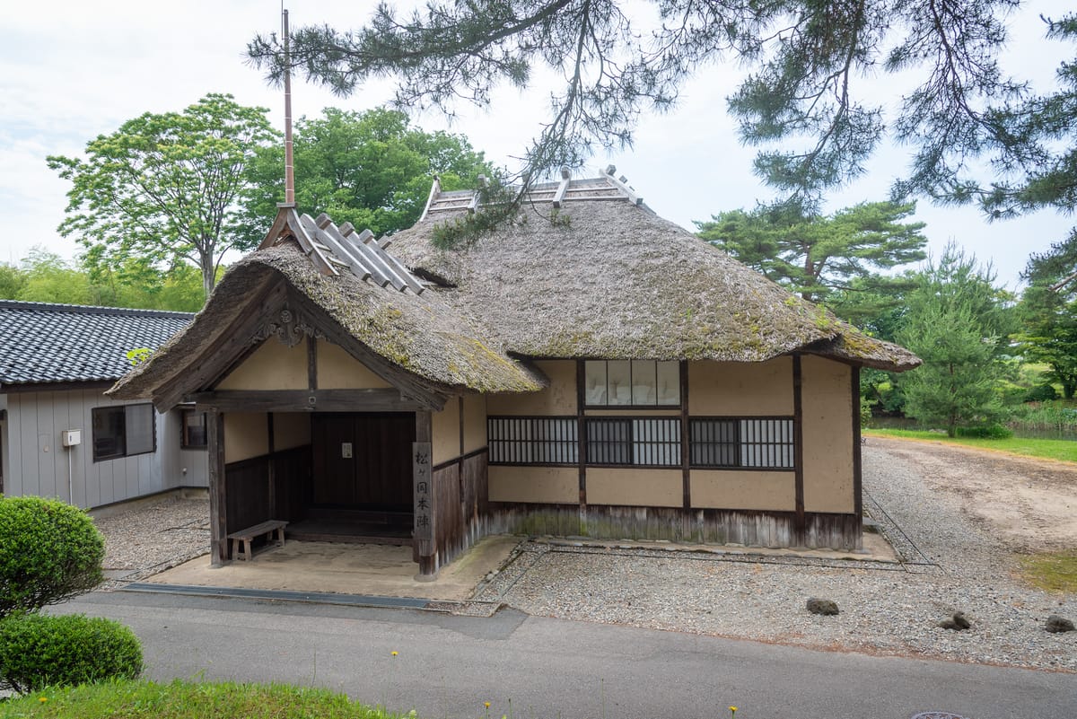 茅葺屋根の松ケ岡本陣