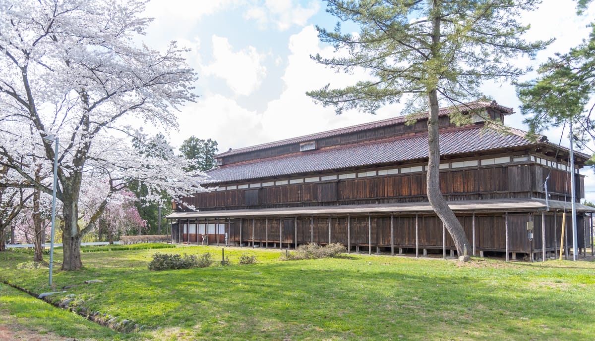 桜と松ケ岡開墾記念館（一番蚕室）