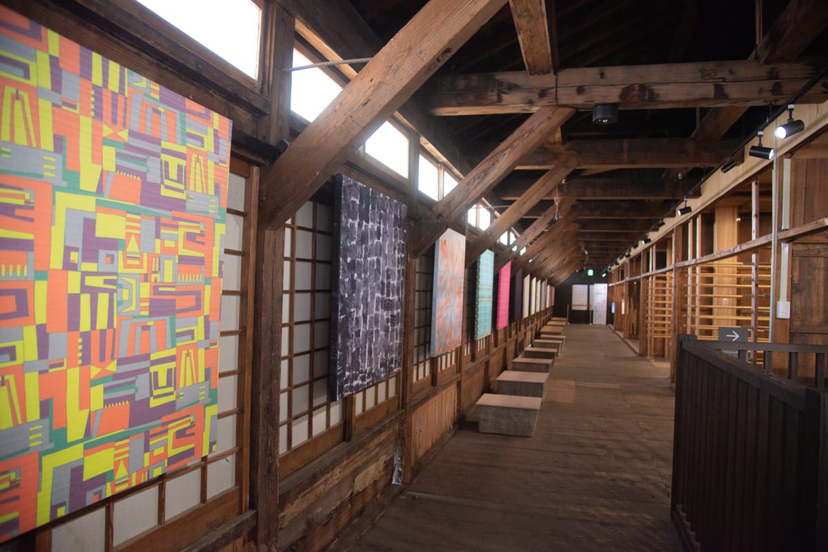 松ケ岡開墾場のシルクミライ館